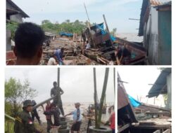 LSM Trinusa bersama warga pasang Pemecah Ombak (APO) pasca hantaman Ombak yang menyebabkan Abrasi Pantai di Desa Rugemuk