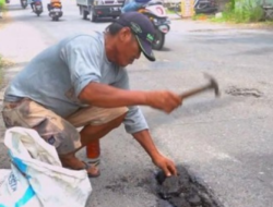 Tambal jalan pakai dana pribadi. Bagaimana seharusnya peran pemerintah daerah?